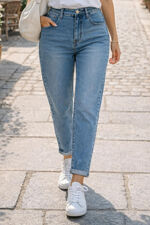 The-Curve-Maker-MOM-Jeans-Light-Denim-526.jpg
